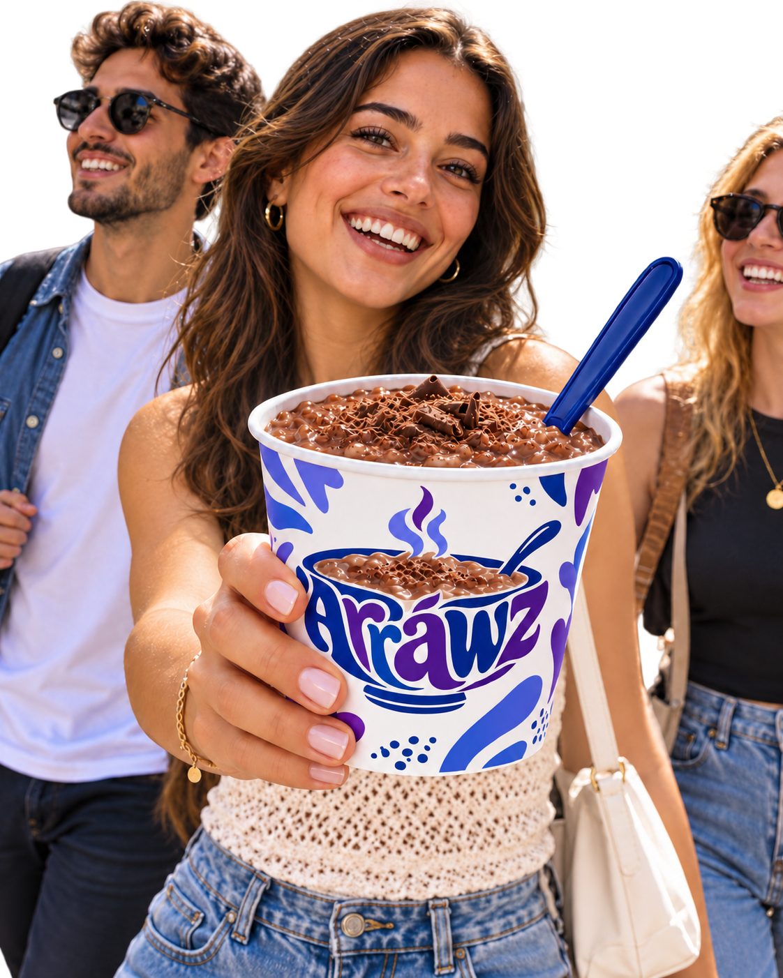 Chica sonriendo y ofreciendo hacia delante un vaso de Arráwz con arroz con leche de chocolate